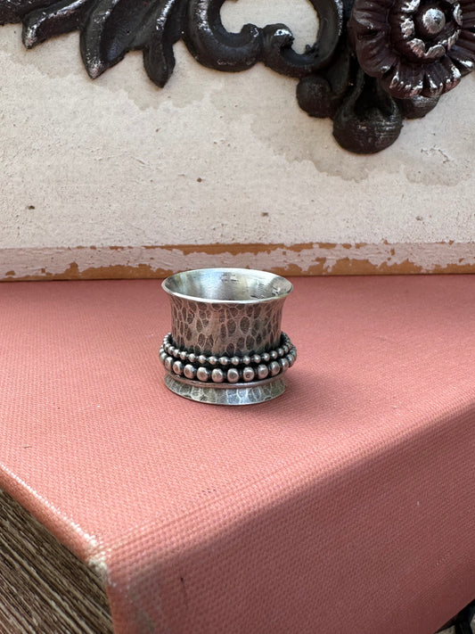 Textured spinner ring